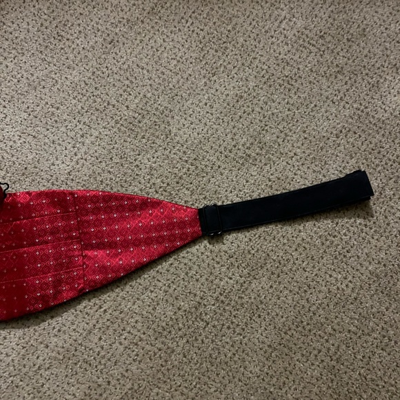 Men’s Cummerbund. Fits up to a 36” waist. All 100% silk as is Matching Tie. - Picture 3 of 6